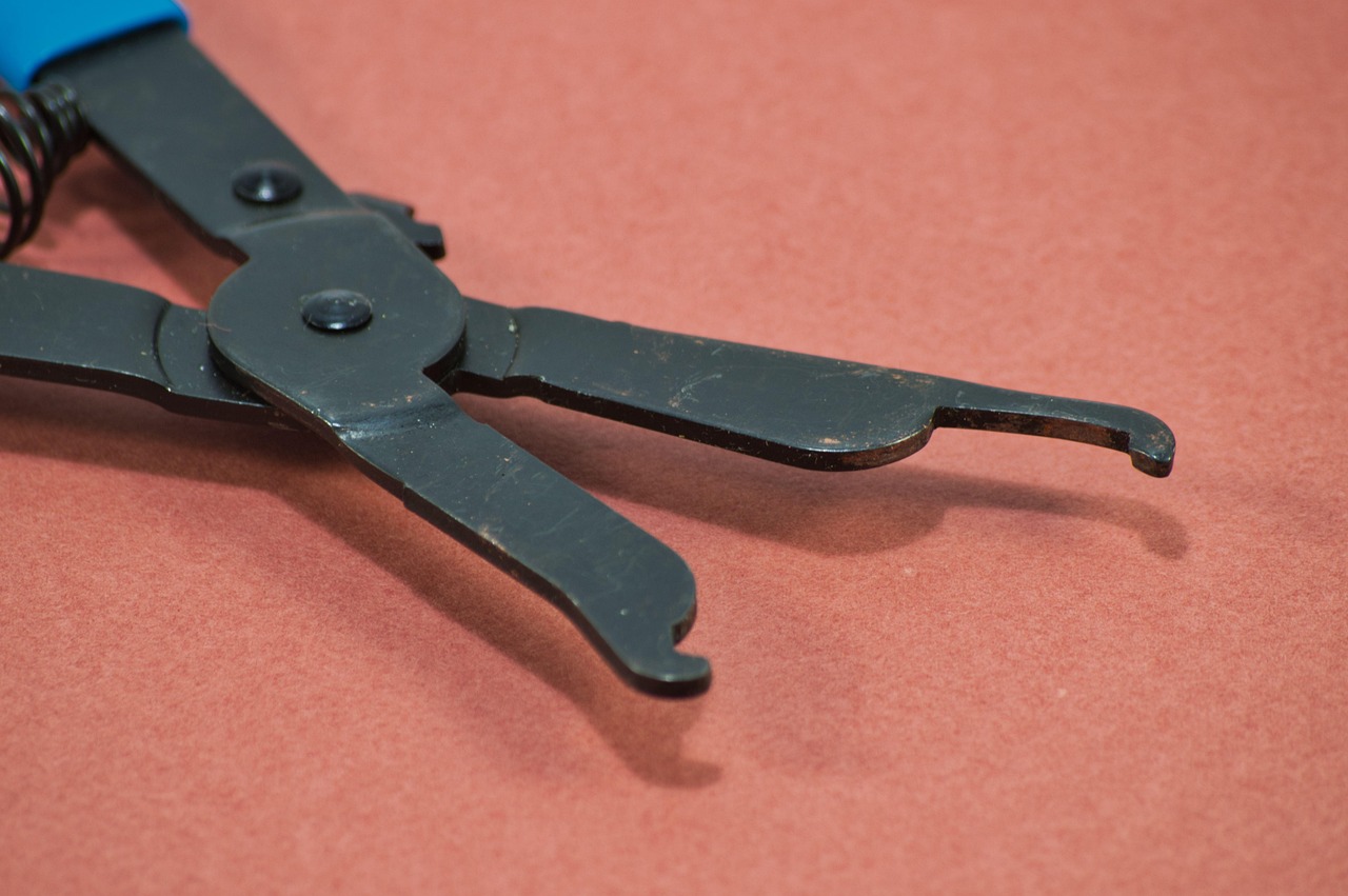 Immagine di confronto tra Easy Cric e cric a pantografo, evidenziando la facilità d'uso del primo.