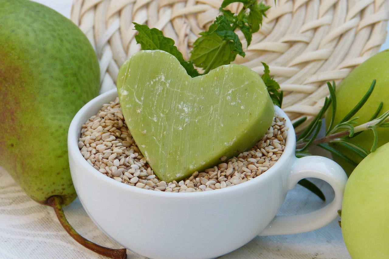 Aloe vera e foglie di tè verde fresche su sfondo bianco, simbolo di benessere e energia naturale.